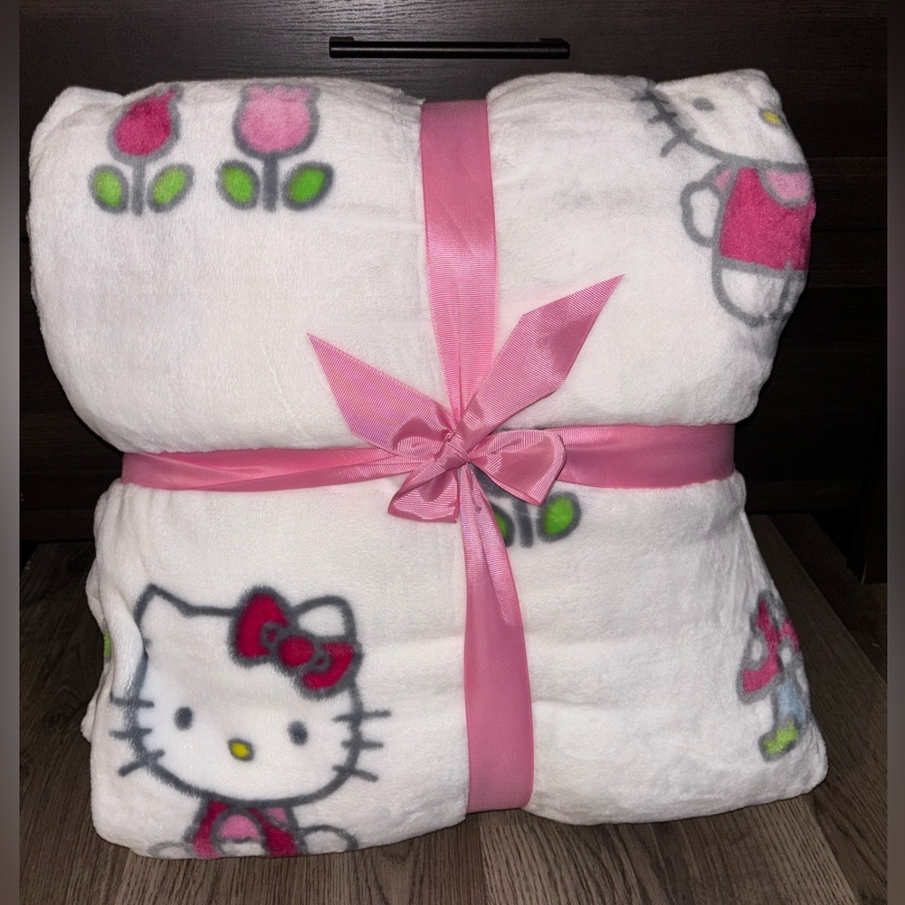Hello Kitty NEW Tulip & Mushrooms Plush
Throw Blanket Full/ Queen 90x90